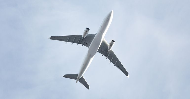 Image of a plane in flight. CORSIA carbon credits Will airlines land on quality