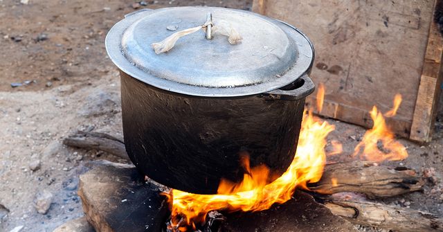 Image of a cookstove. Boiling down quality in cookstove projects