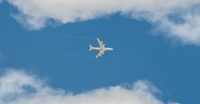 Image of a plane in flight. A turning point for the CORSIA market