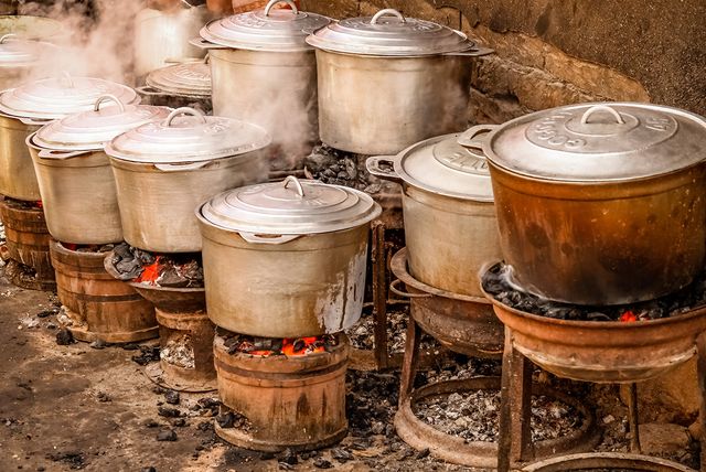 Image of pots placed on top of cookstoves. BeZero Carbon announces portfolio review of Cookstoves ratings